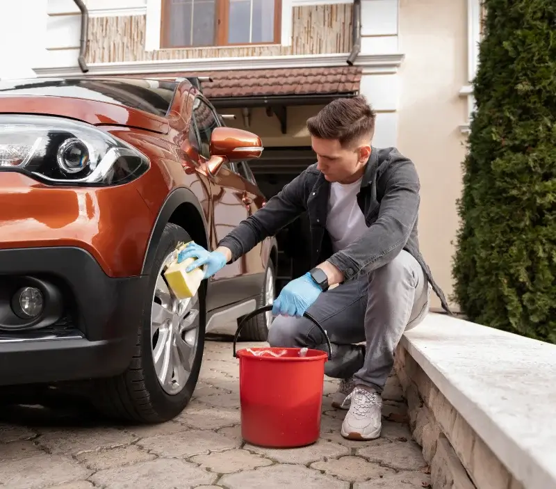 Lavage auto à domicile Jugeals-Nazareth : professionnel intervenant sur un véhicule